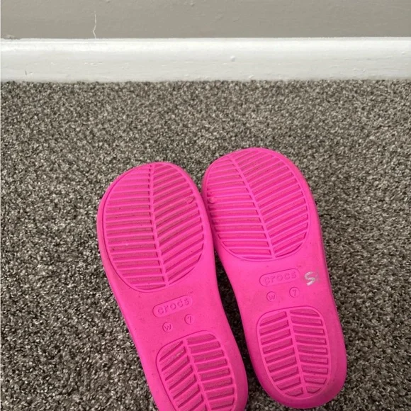 CROC Hot Pink Comfort Slides size 7 - Picture 4 of 4